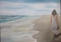 mujer caminando en la playa marca de agua
